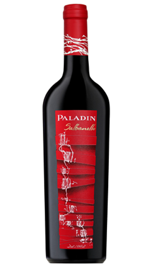 Rote Weinflasche mit auffälligem, modernem Etikett in Rot und Weiß von Paladin Sabarello.